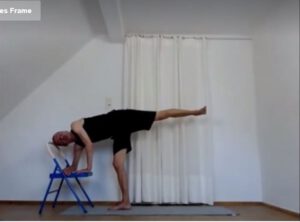 Yoga mit einem Stuhl